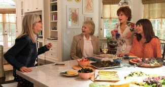 vier Frauen unterhalten sich am Küchentisch